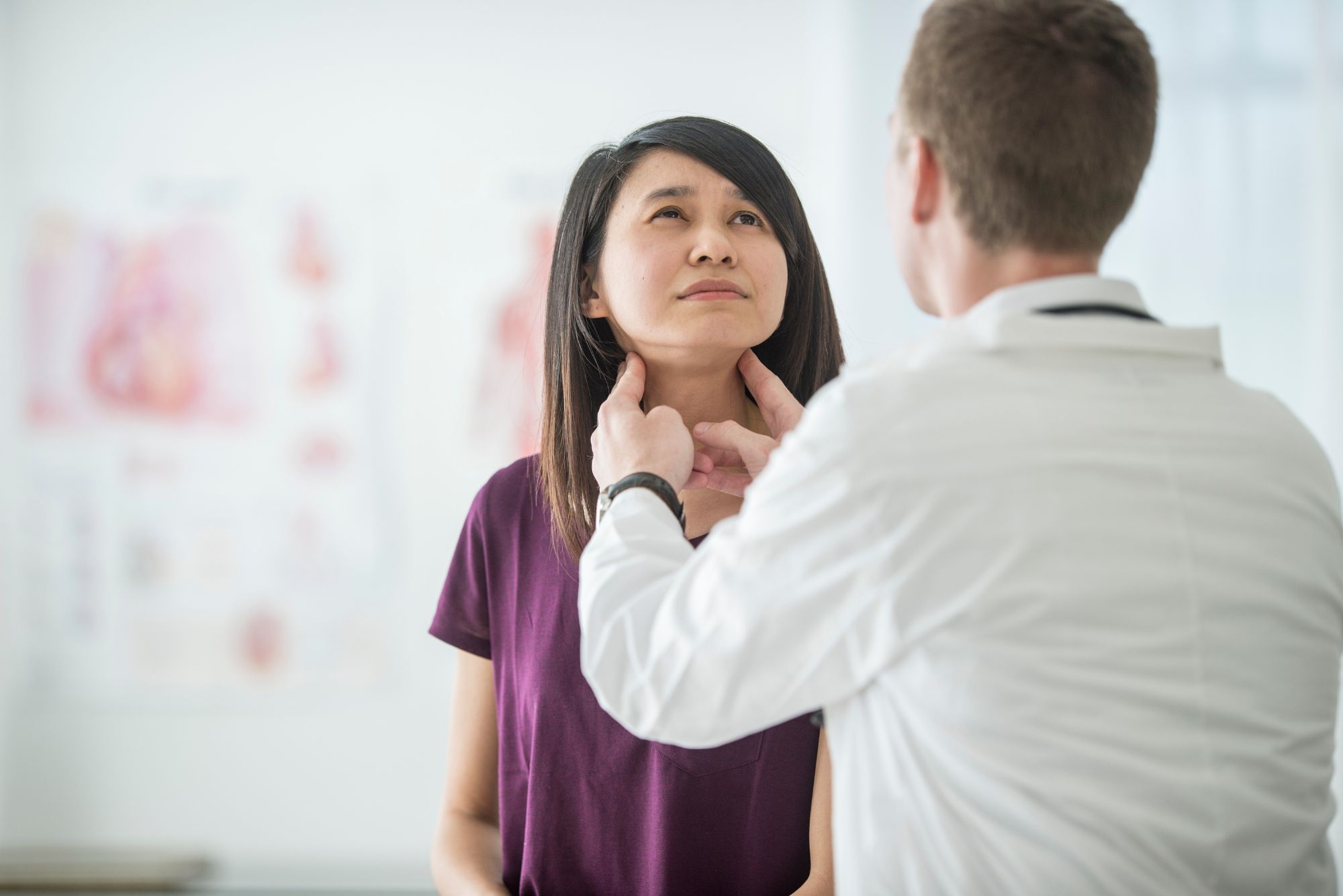 After experiencing throat pain, a woman gets examined by a doctor to learn if she has a heterogeneous thyroid.